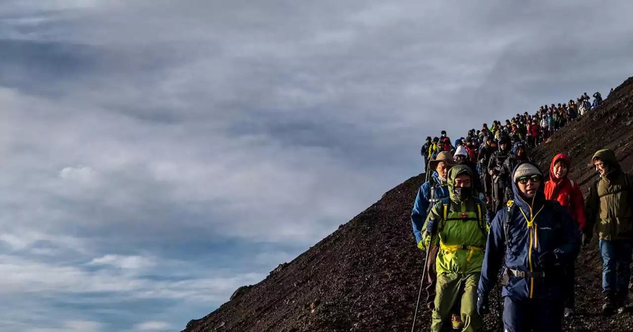 Incidents, détritus et WC souillés : le mont Fuji est en danger