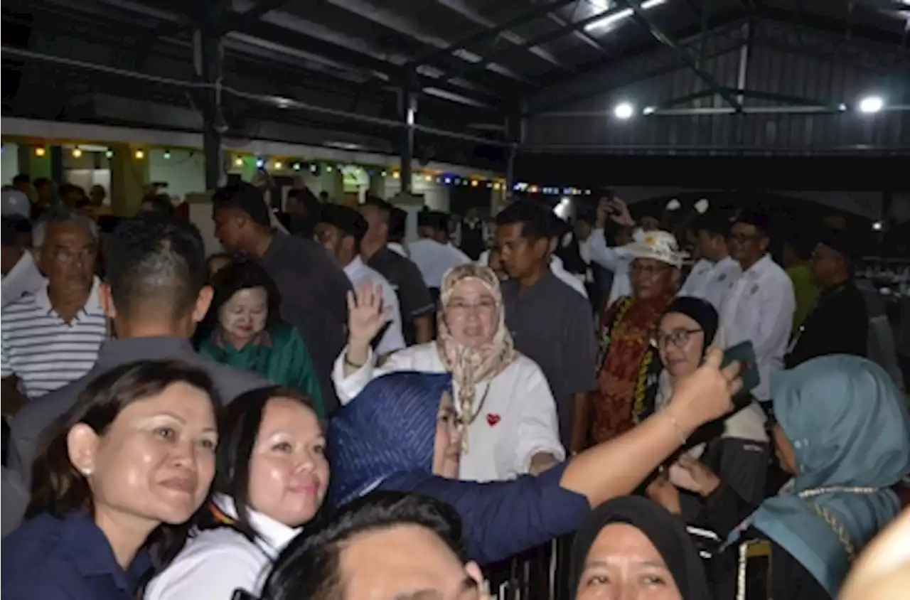 Thousands greet King, Queen upon arrival in Bintulu on Kembara Kenali Borneo tour