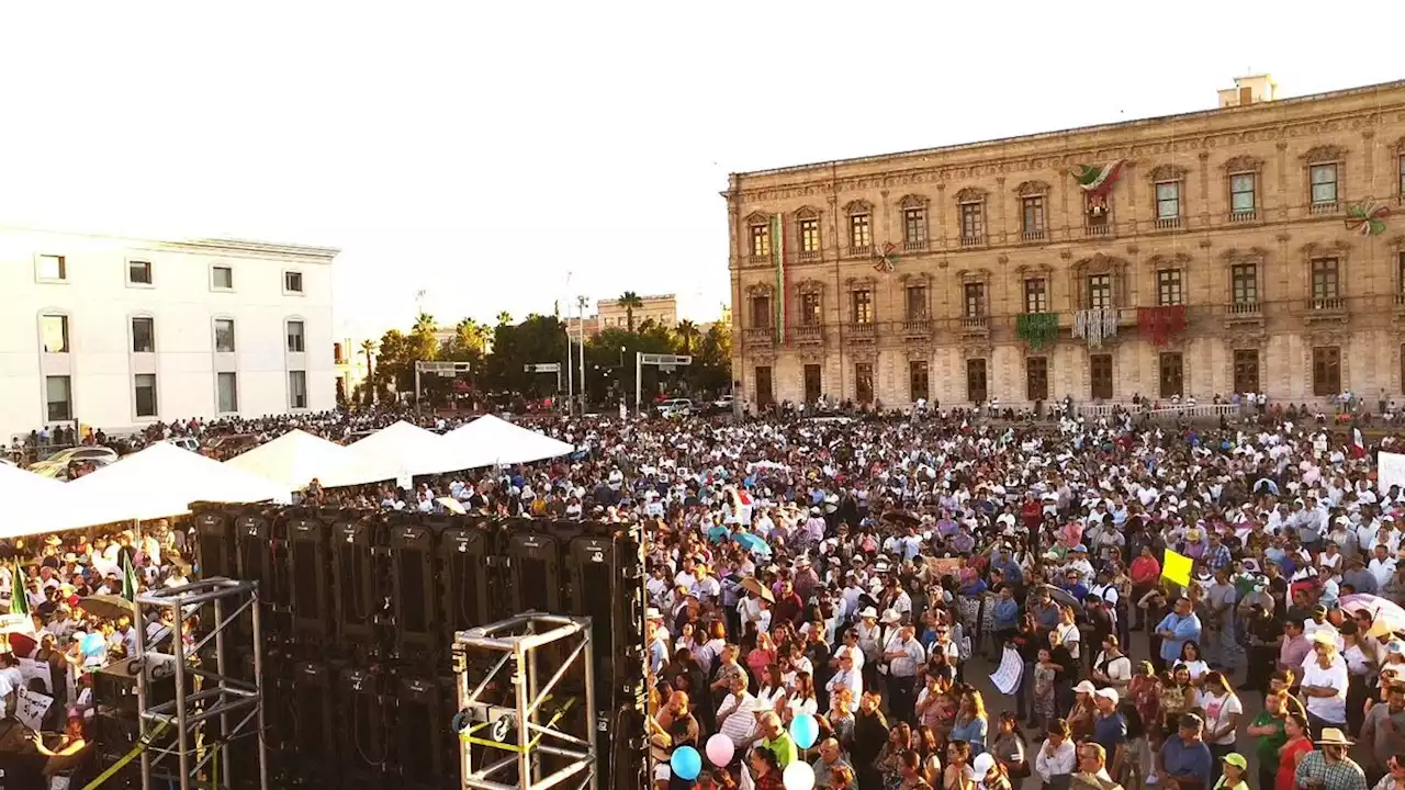 En la Plaza del ángel, se manifiestan contra nuevos libros de texto