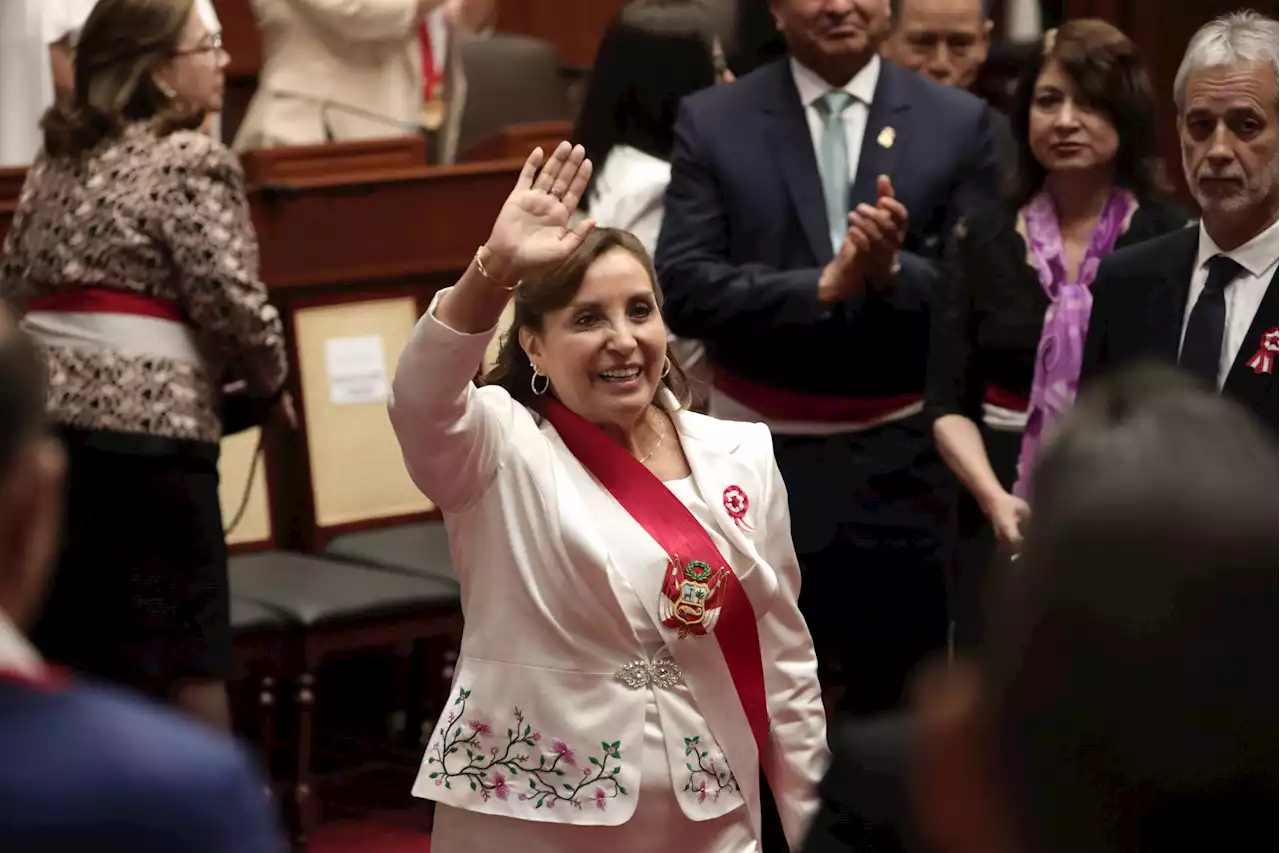 La presidenta de Perú visitó la concentración de su selección, antes de medirse con Brasil