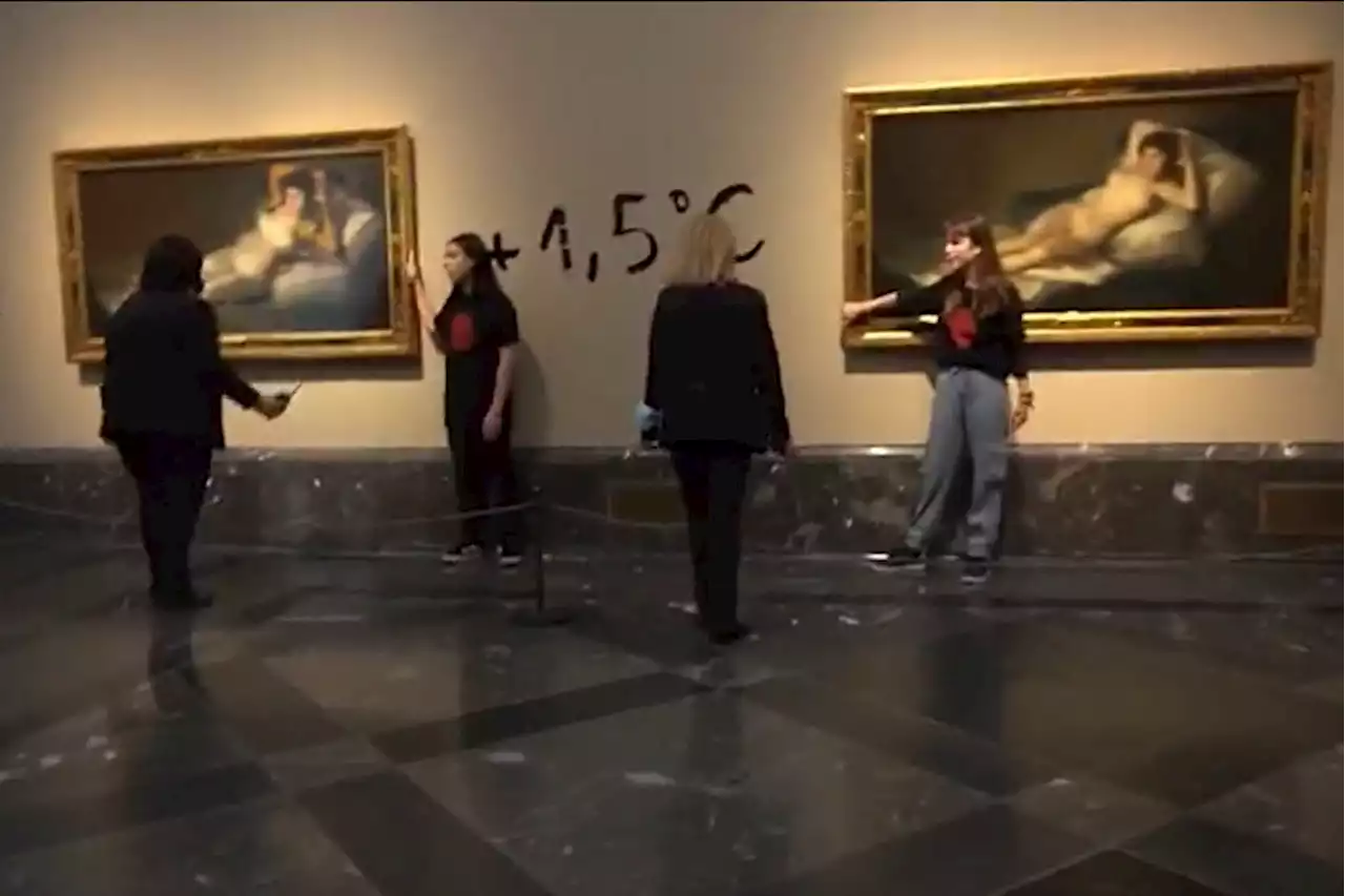 Dos activistas ecológicas se pegan a los marcos de los cuadros de 'Las Majas' de Goya en el Museo del Prado