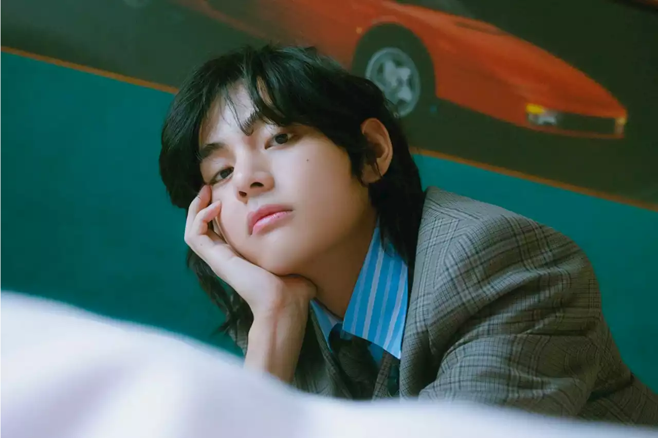 V Delivers Smooth Debut Live Performance of 'Love Me Again' in an Art Gallery