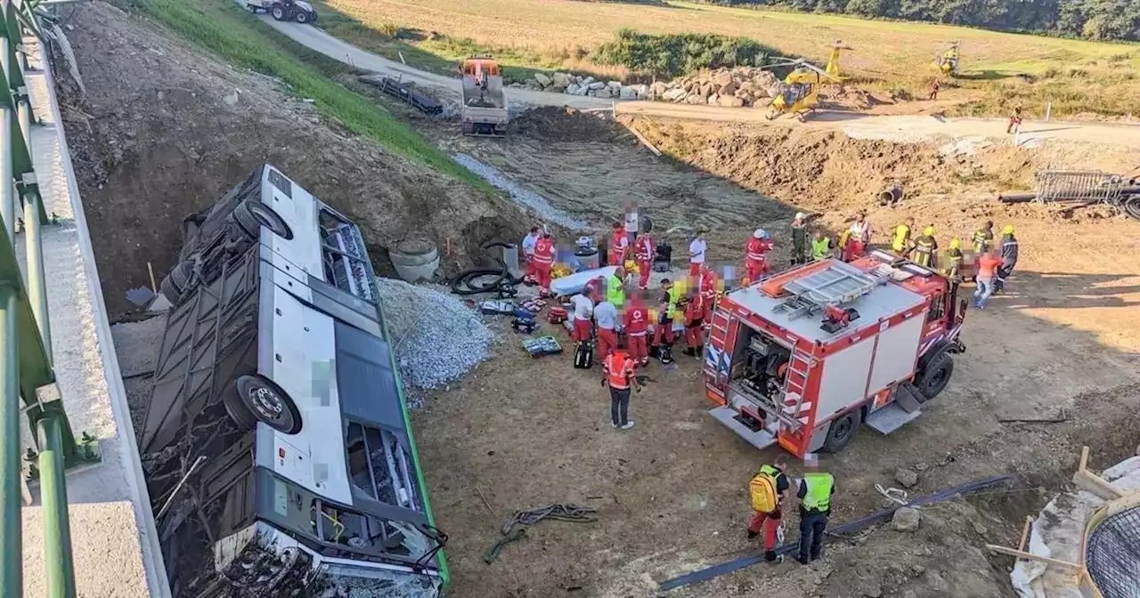 Fahrer mit Hubschrauber ins Krankenhaus geflogen: Bus mit Schülern stürzt in Österreich von Brücke