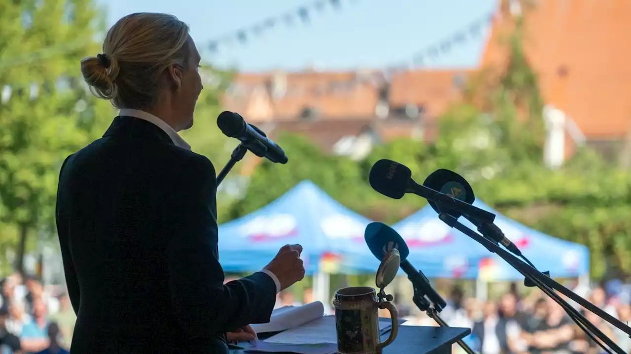 AfD-Kandidat plakatiert verbotene SA-Losung – Polizei schaltet sich ein