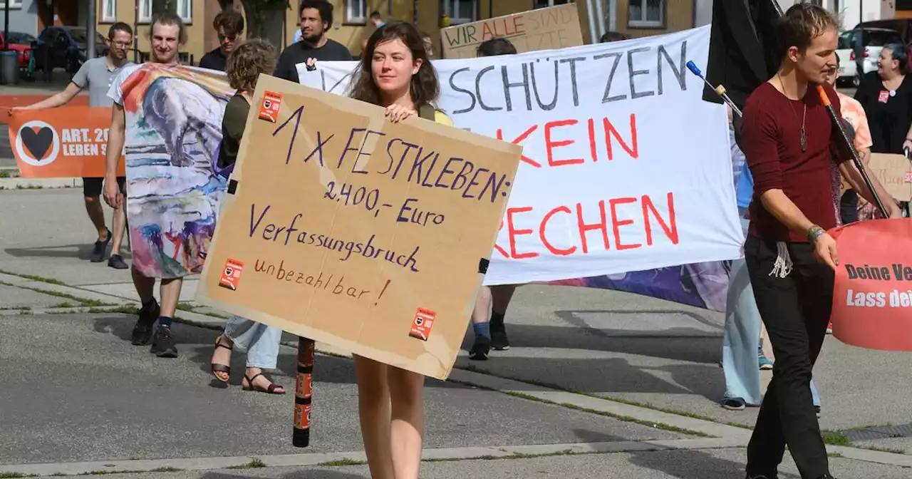 Protest der „Letzten Generation“: Prozessbeginn: Klimaaktivisten sollen Krankenwagen mit Blaulicht an Weiterfahrt gehindert haben