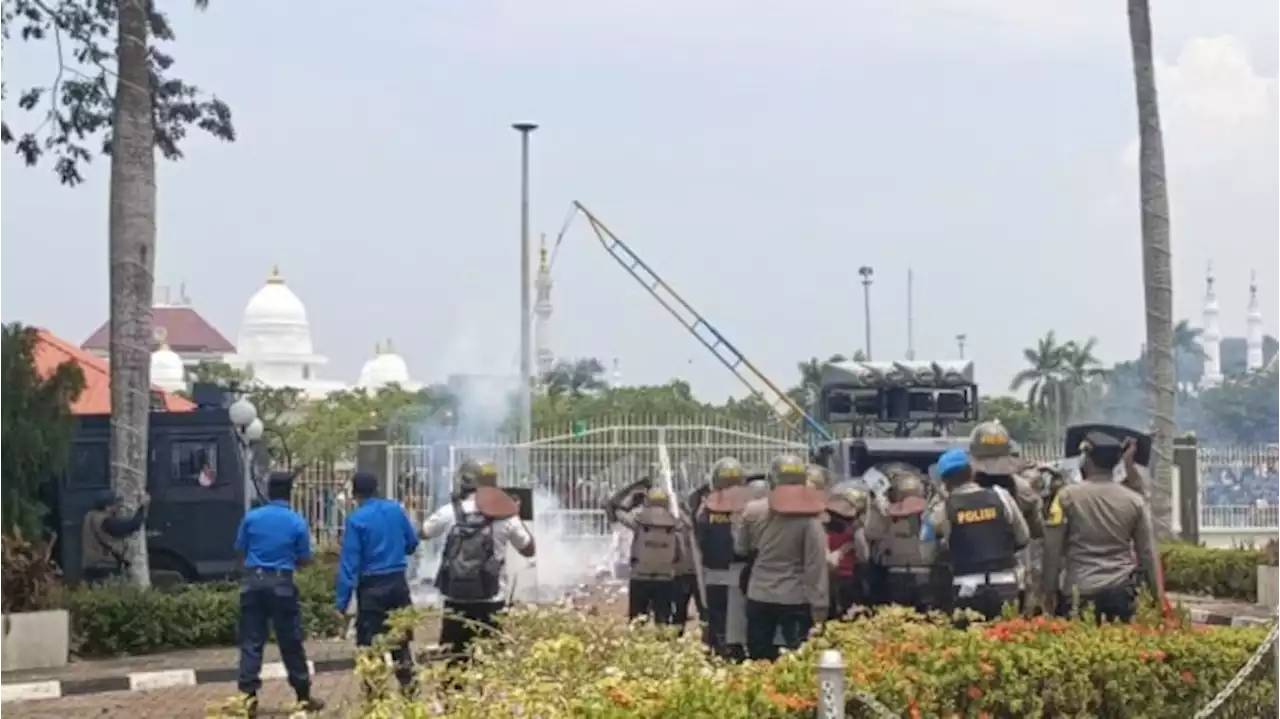 Ricuh Aksi Warga Rempang di Depan Kantor BP Batam, Petugas Tembakkan Gas Air Mata ke Massa