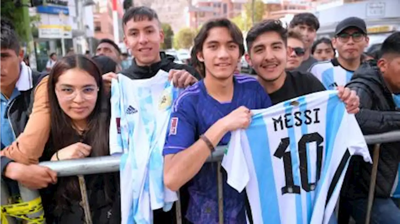 La camiseta de Messi, la más buscada en la venta callejera en La Paz