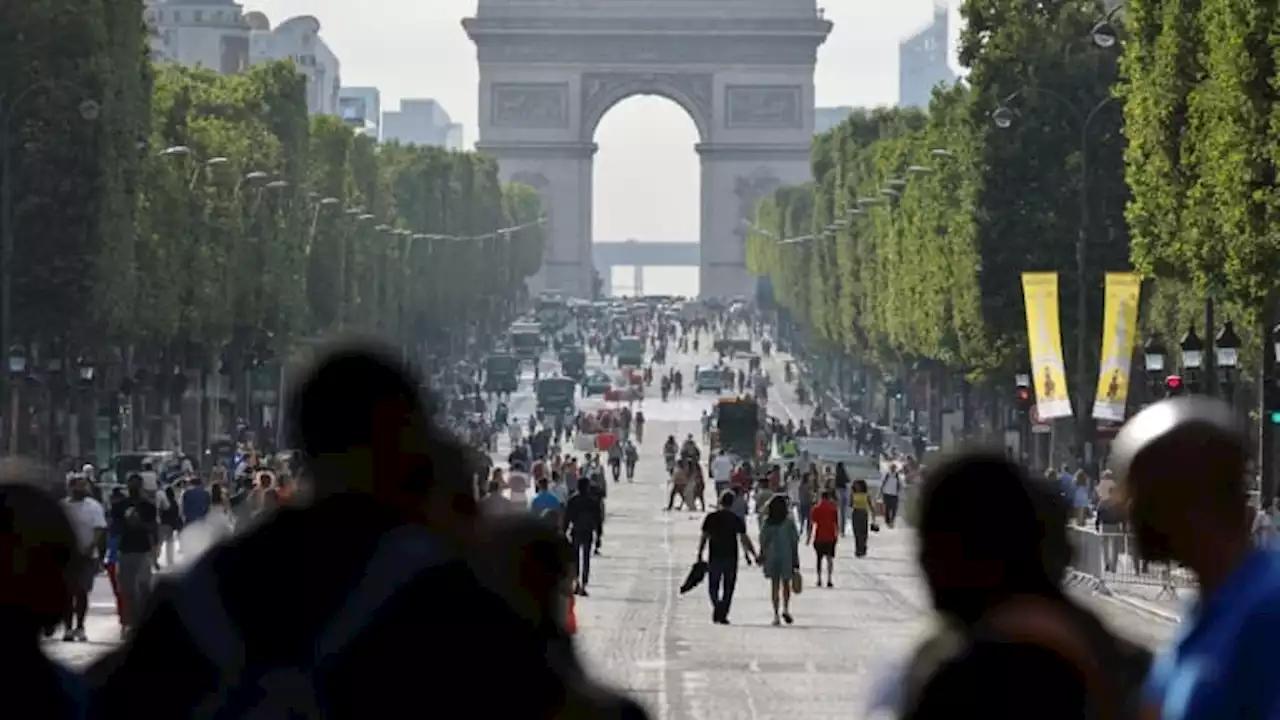 Paris: les terrasses 'seront faites à l'identique' sur les Champs-Élysées pour les Jeux olympiques