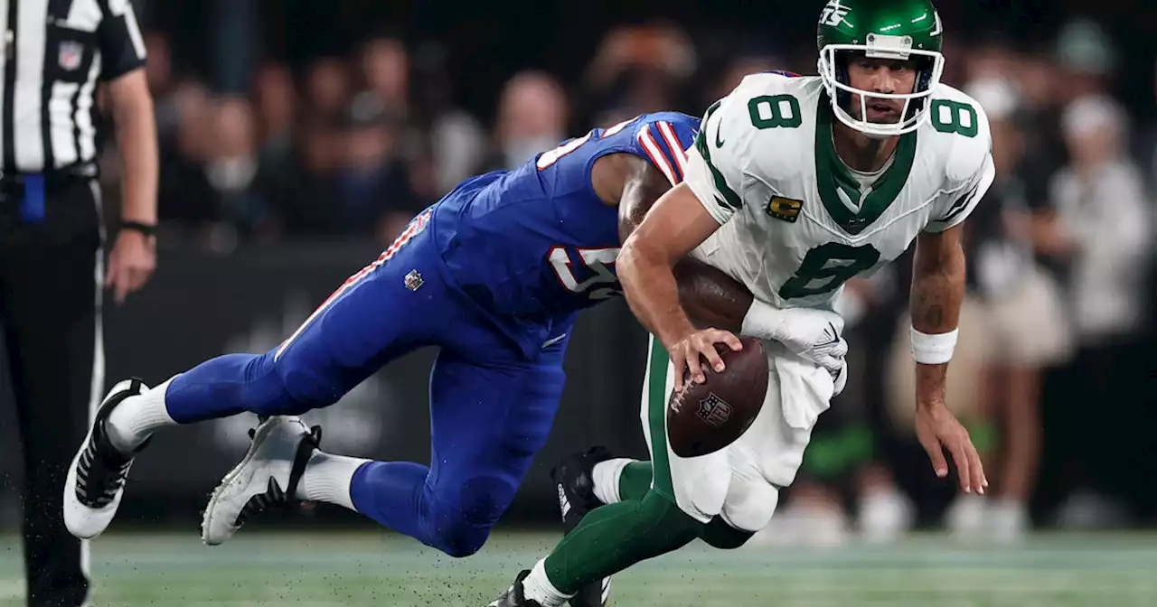 Aaron Rodgers leaves Jets' opener against Bills with apparent ankle injury