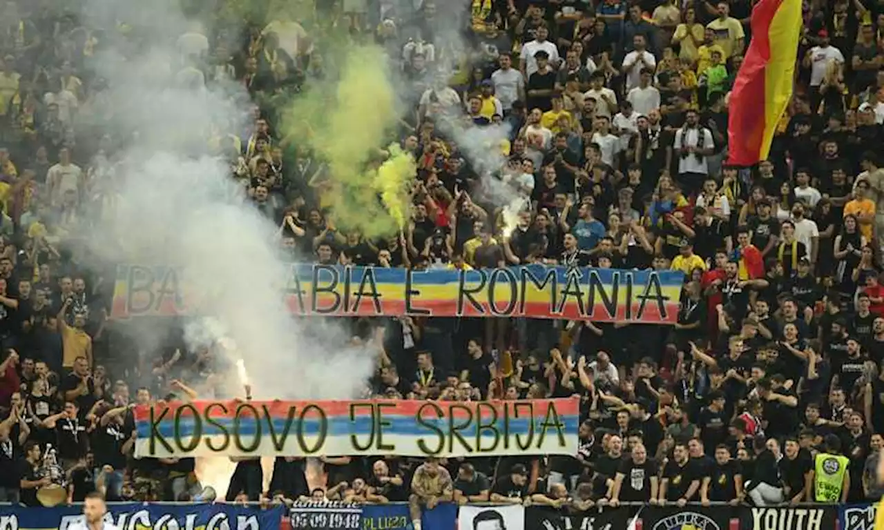 Romania-Kosovo, match interrotto. I tifosi romeni espongono uno striscione 'Kosovo is Serbia'