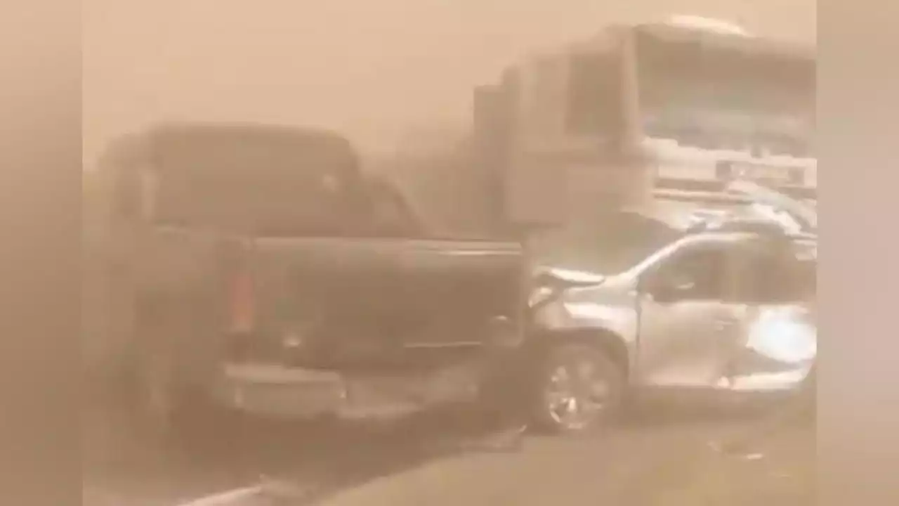 VIDEO: tormenta de arena ocasiona una carambola de 30 vehículos, hay dos muertos y decenas de heridos