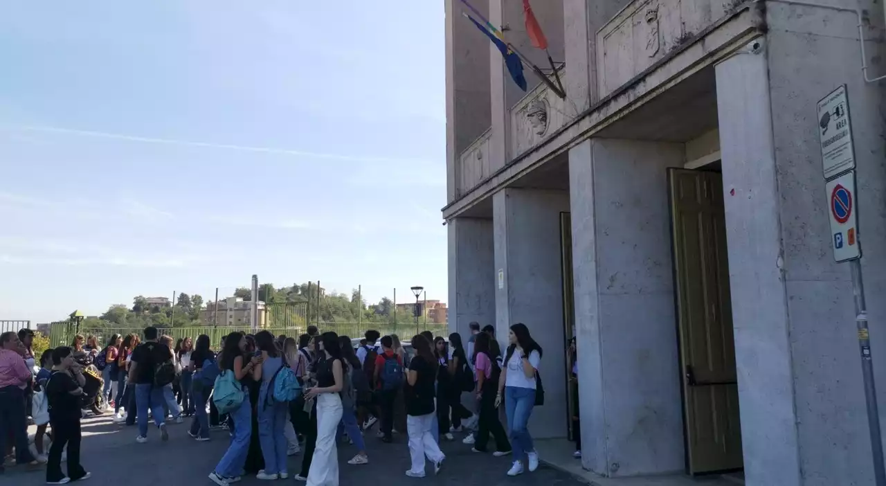 Liceo Turriziani, il primo giorno di scuola: un minuto di silenzio per ricordare la preside scomparsa