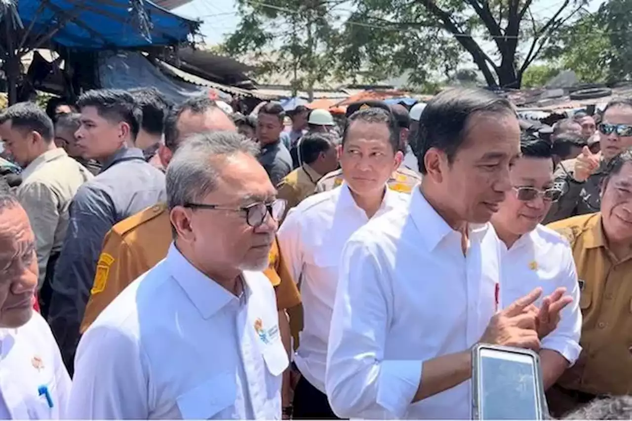 Kembali Dampingi Jokowi ke Pasar, Mendag Zulhas Pastikan Harga-Harga Stabil