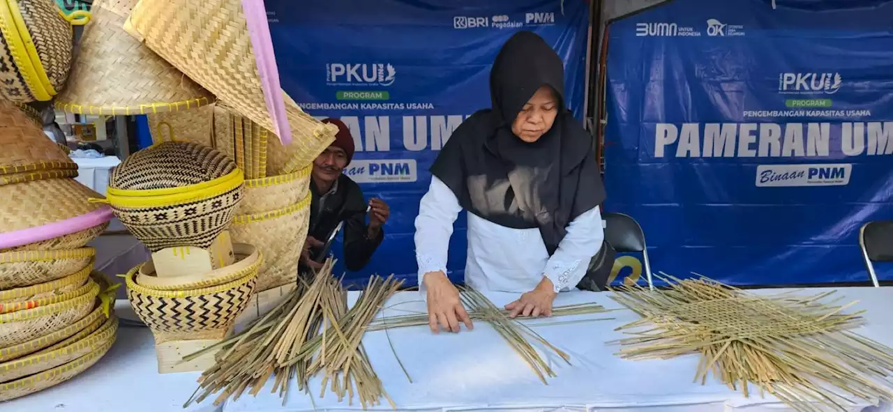 PNM Dampingi Nasabah di Garut hingga Sukses Merintis Usaha Anyaman Bambu