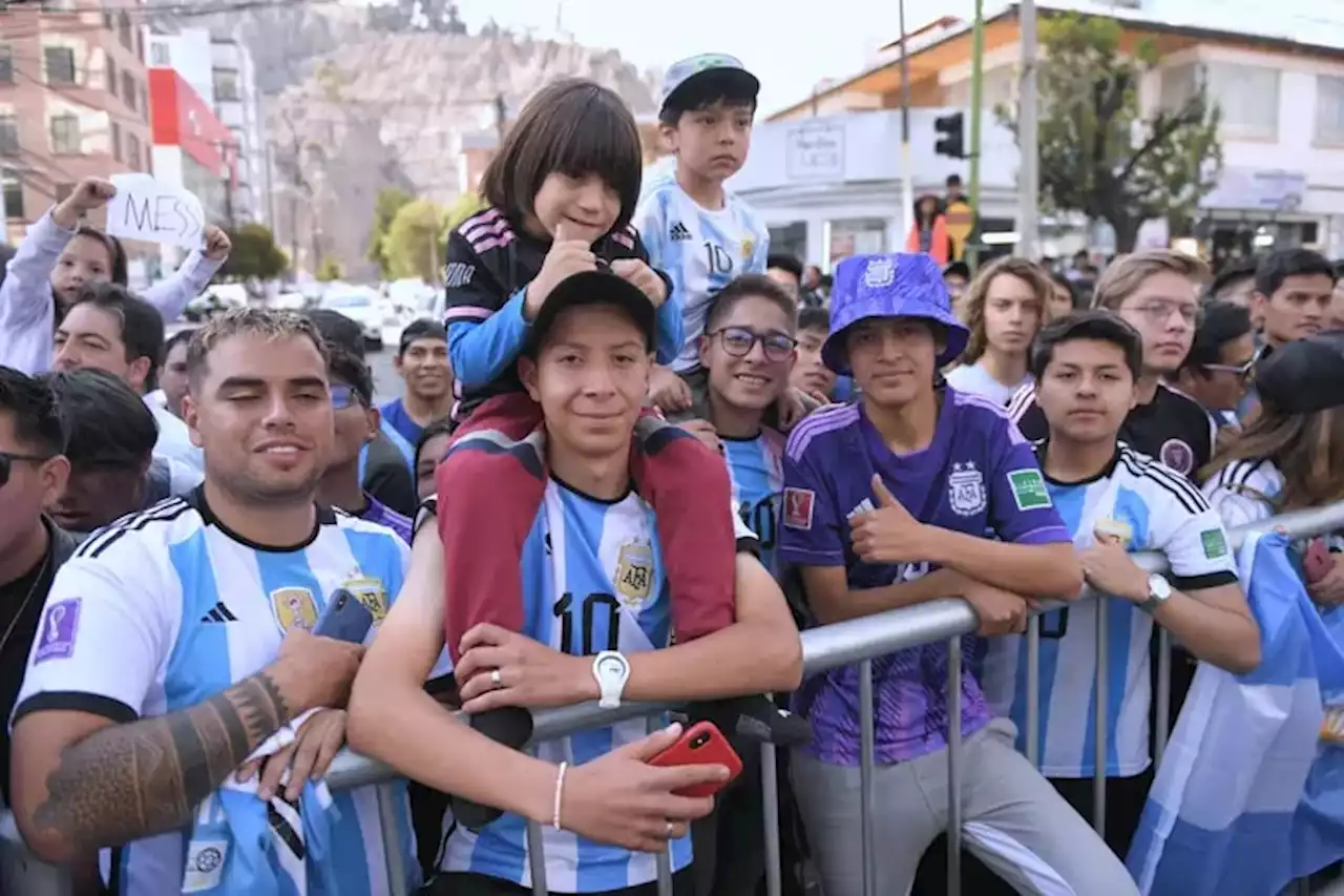 Eliminatorias: Lionel Messi revoluciona a los hinchas locales en La Paz, convertidos en “boligauchos”