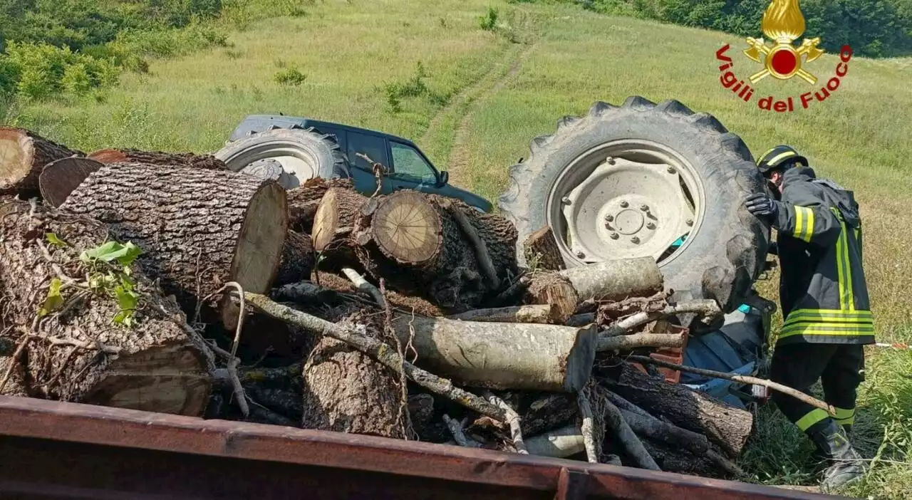 Trattore si ribalta: morti marito e moglie