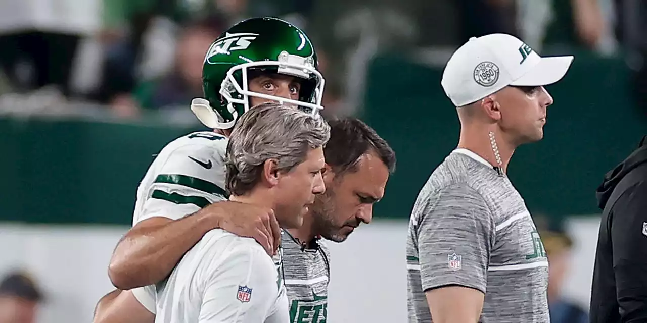 Aaron Rodgers suffers ankle injury in his first series for Jets