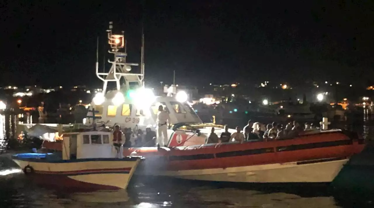 Migranti, notte di arrivi a Lampedusa: 33 sbarchi