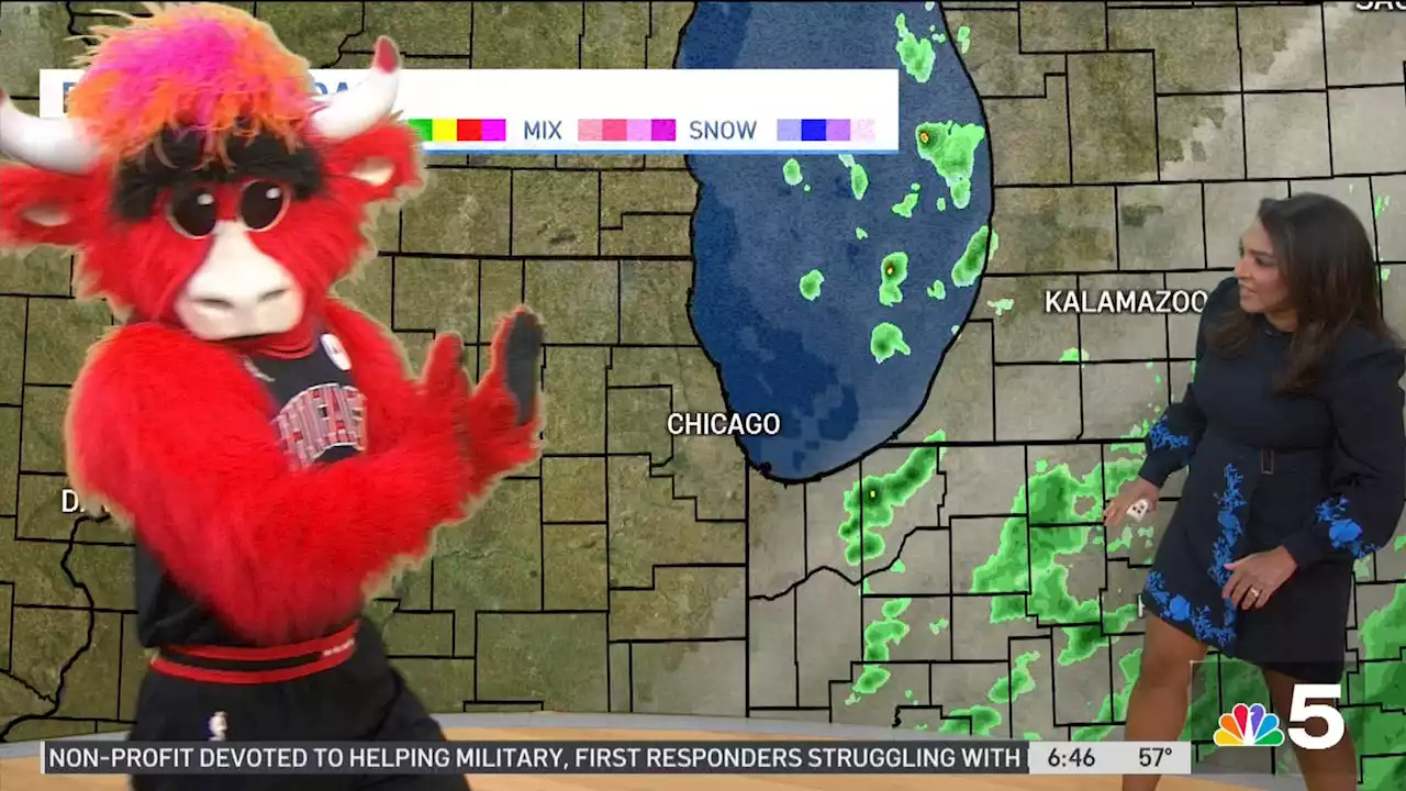 WATCH: Benny the Bull hilariously attempts to deliver Chicago forecast with Alicia Roman