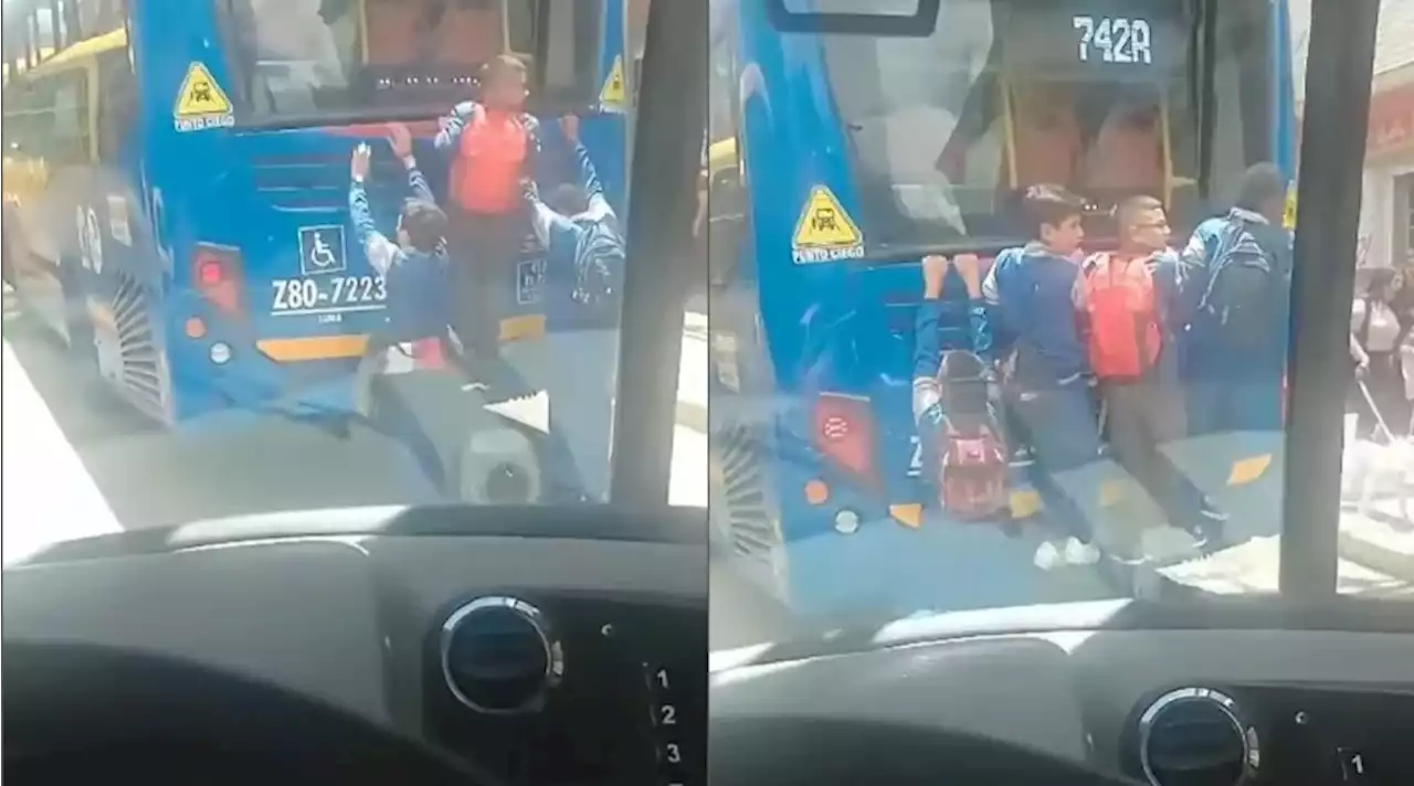 Niños de un colegio se cuelgan en un bus del SITP poniendo en riesgo su vida: en video