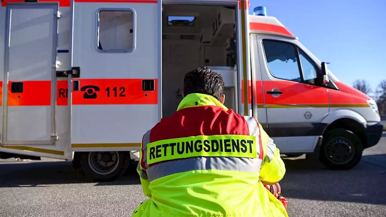 78-Jähriger kracht mit Auto gegen Baum und stirbt