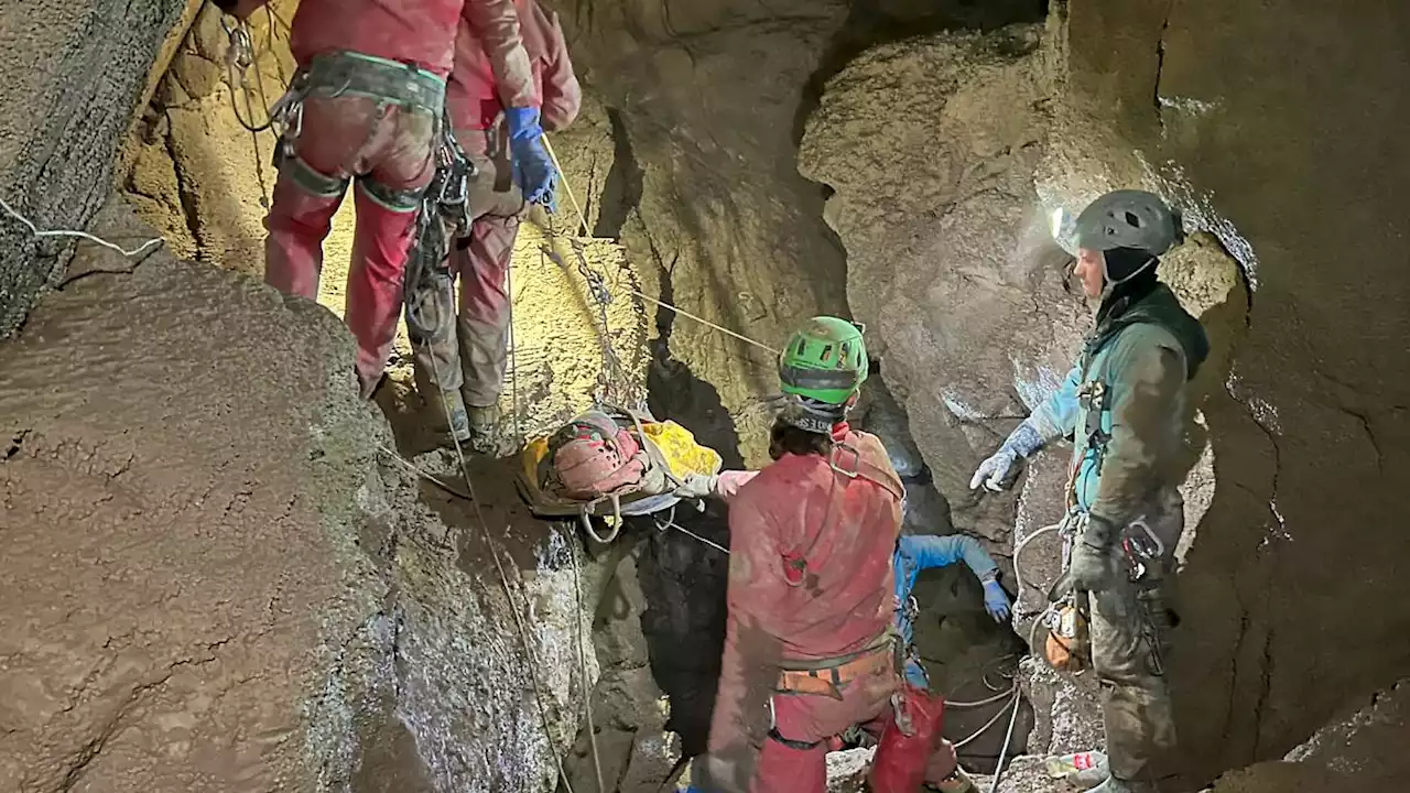 Schwer kranker US-Forscher aus Höhle gerettet