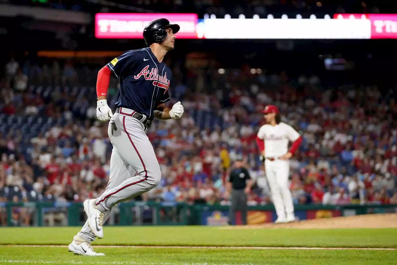 Phillies, Braves split as hitters rule both games of doubleheader