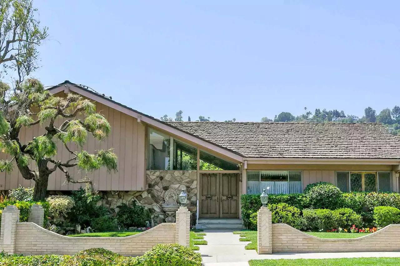 HGTV Sells ‘Brady Bunch’ House to Superfan Who Called it the ‘Worst Investment Ever’