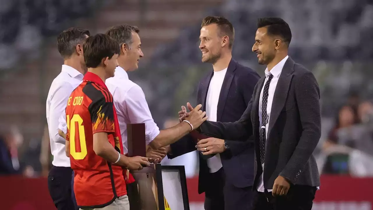 Diables Rouges : Nacer Chadli et Simon Mignolet mis à l'honneur à la mi-temps de Belgique-Estonie