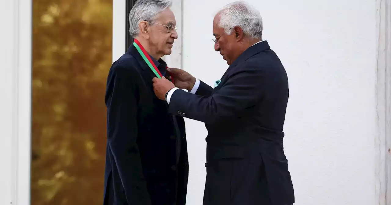 'É uma honra falar português': Caetano Veloso recebe Medalha de Mérito Cultural