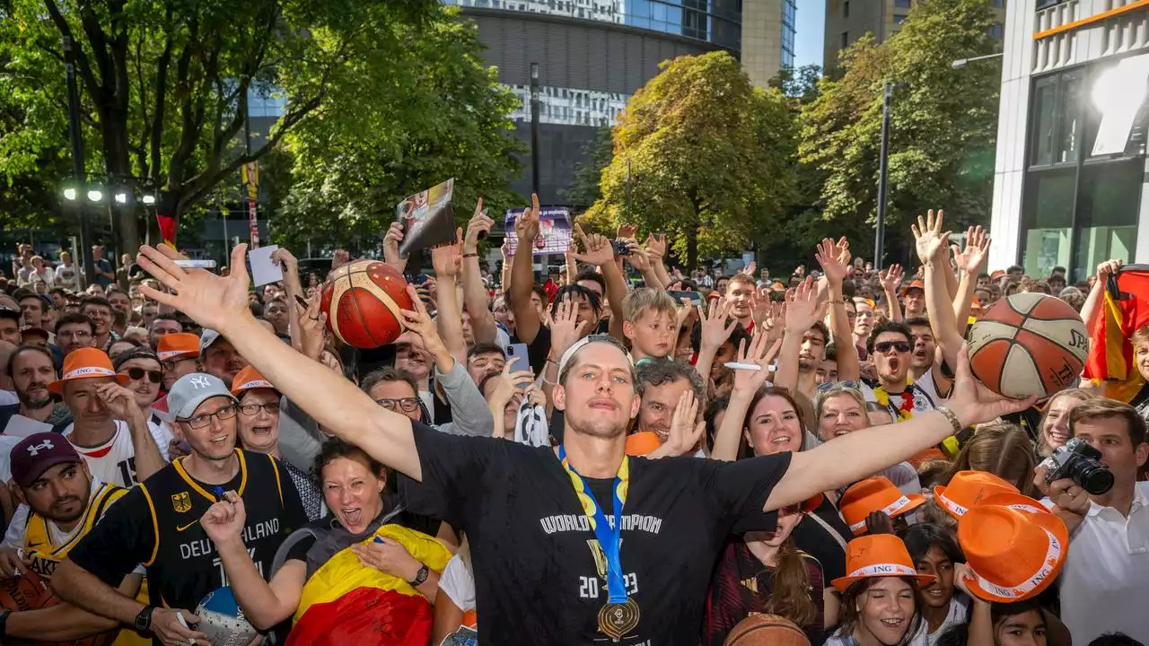 Basketballer verzichten auf Römer-Empfang: Deutsche Basketball-Nationalmannschaft: Ein Weltmeister zum Anfassen