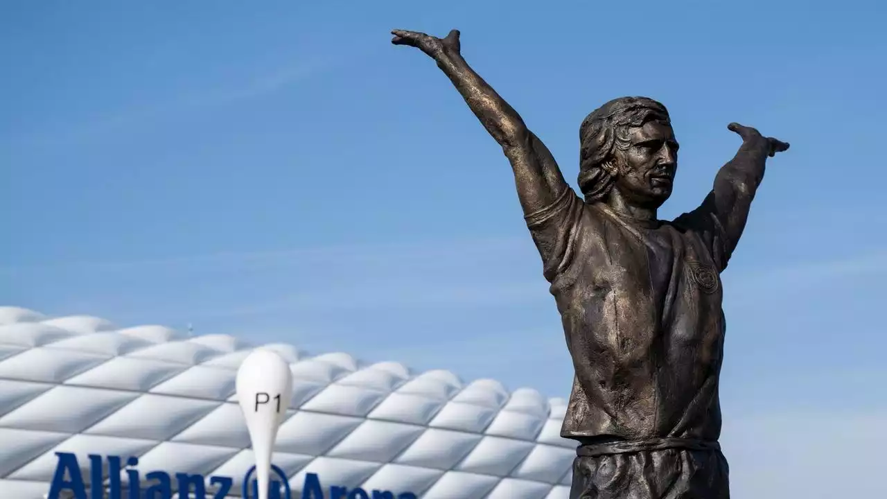 FC-Bayern-Legende: Denkmal für Gerd Müller vor Münchener Arena eingeweiht