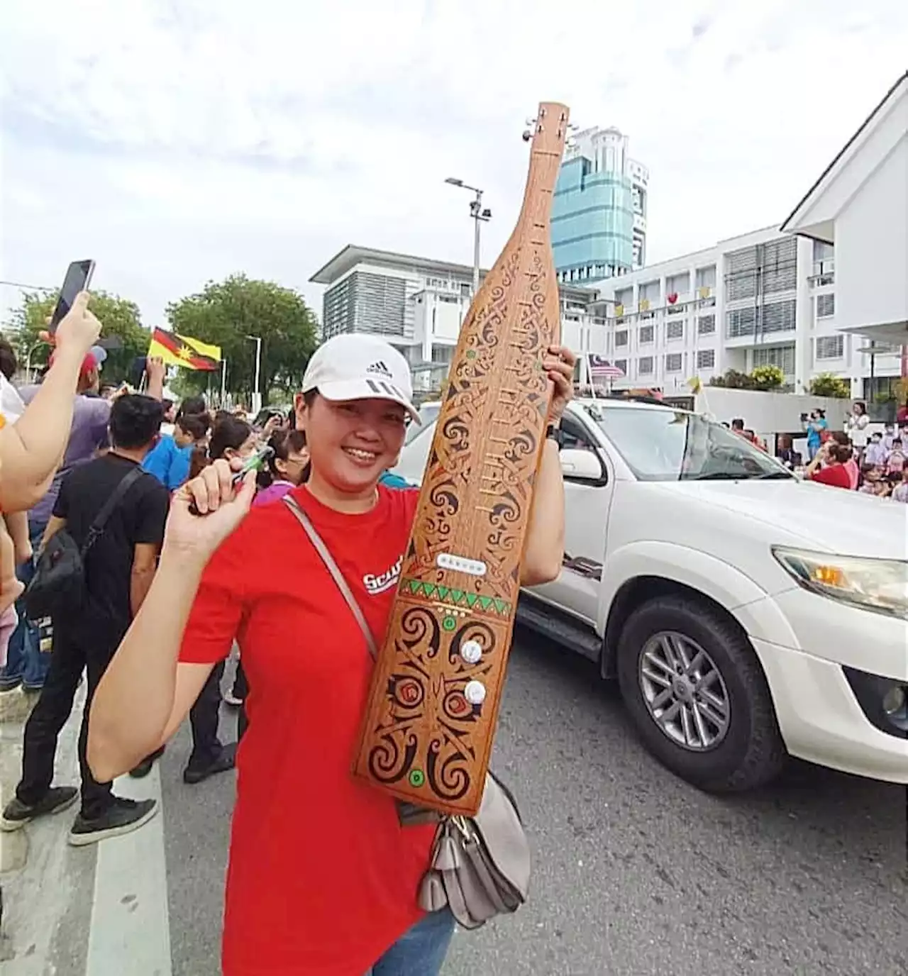 Mother carries 7kg Sape to get the King 's signature for the love of her son