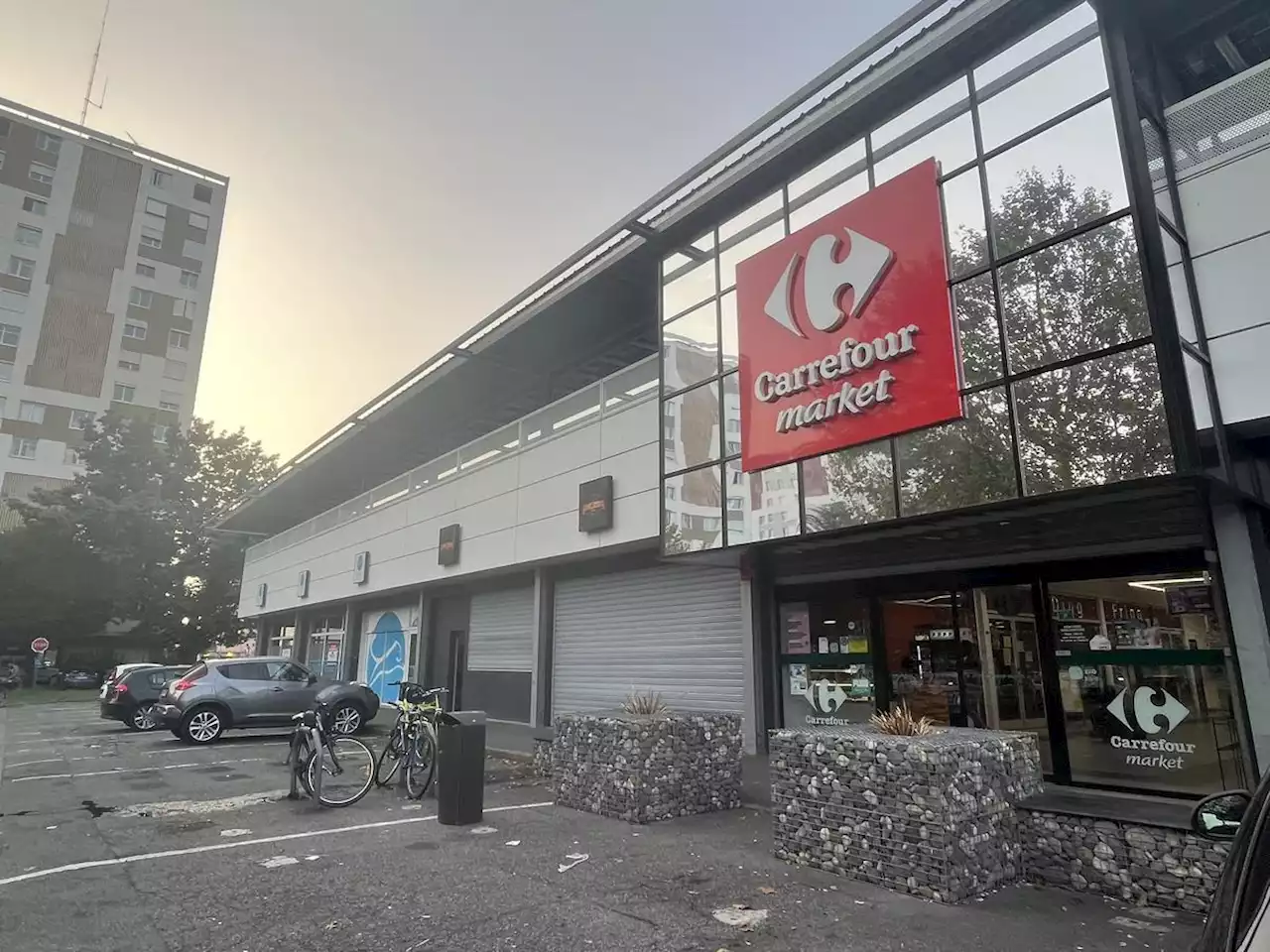 Pau : des interpellations après les « coups de feu » factices au Carrefour Market