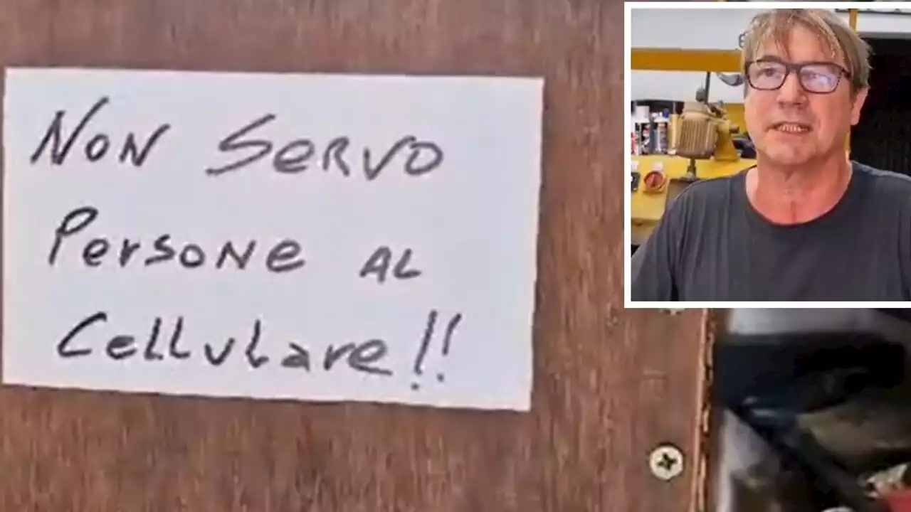 'Niente servizi per chi entra in negozio parlando al cellulare': l'iniziativa fa discutere