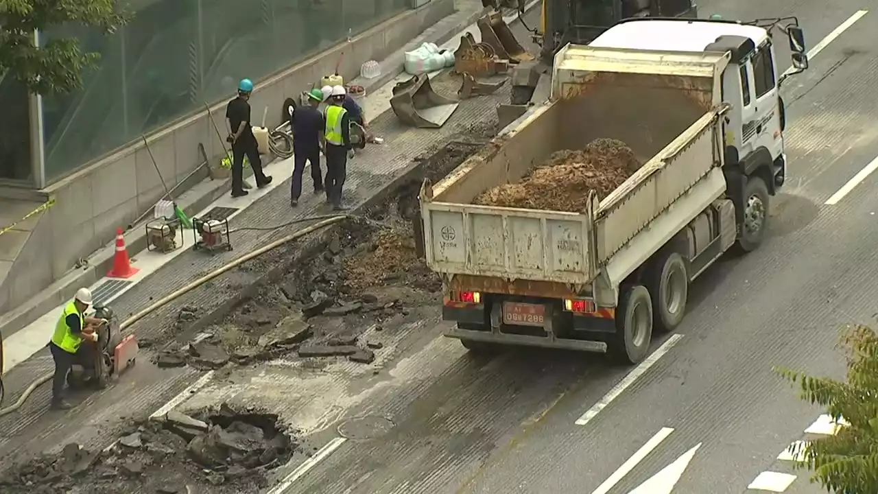 강남 한복판에서 3m 깊이 '땅 꺼짐'...4개 차로 전면 통제