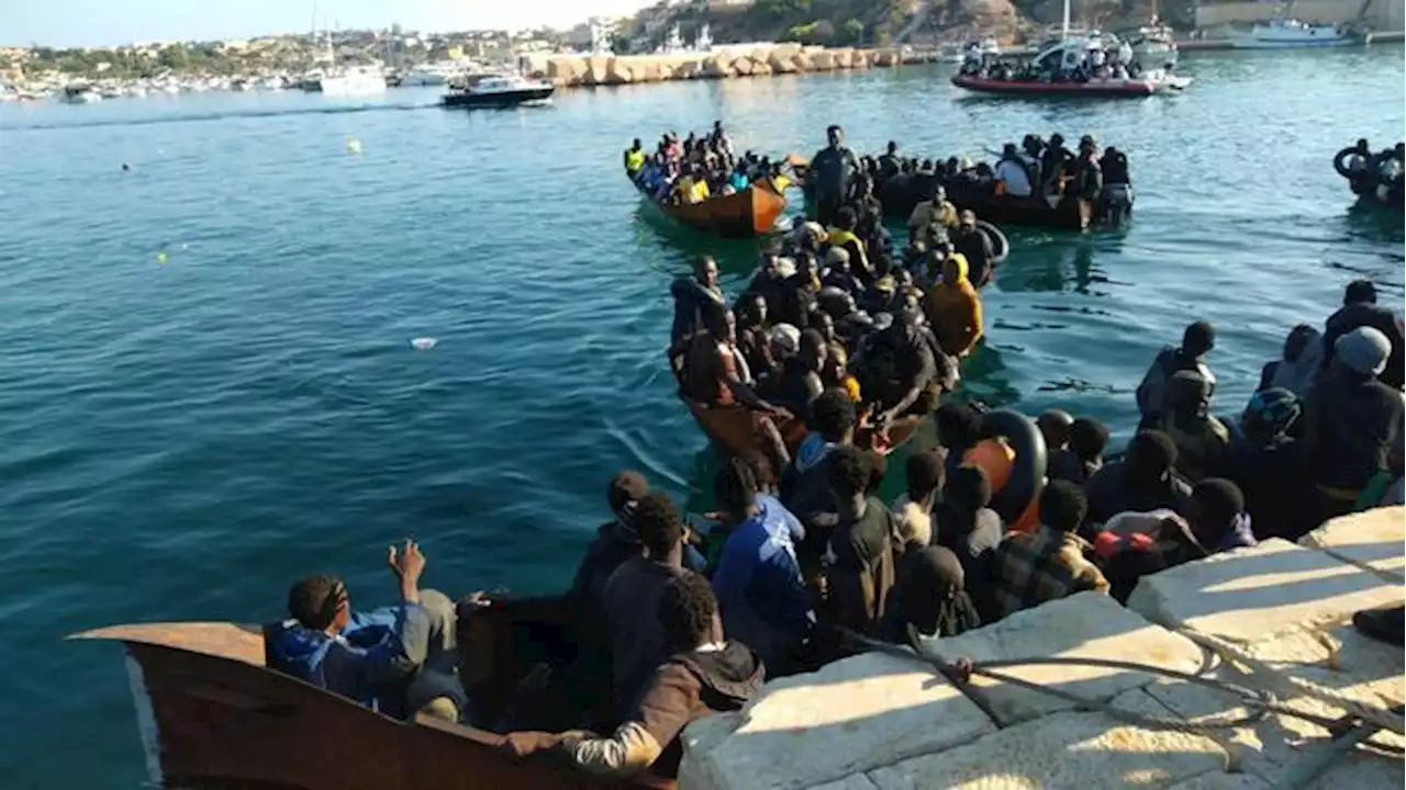 A Lampedusa sbarchi senza sosta, approdati altri mille - Notizie