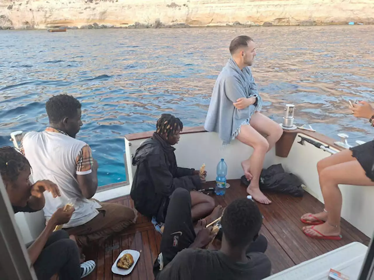 Ragazza si getta in mare a Lampedusa e salva quattro migranti - Notizie