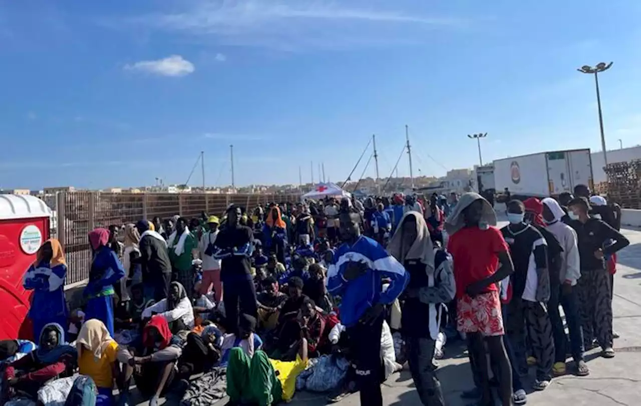 Tensione a Lampedusa, sbarchi senza sosta: i migranti protestano sul molo - Notizie