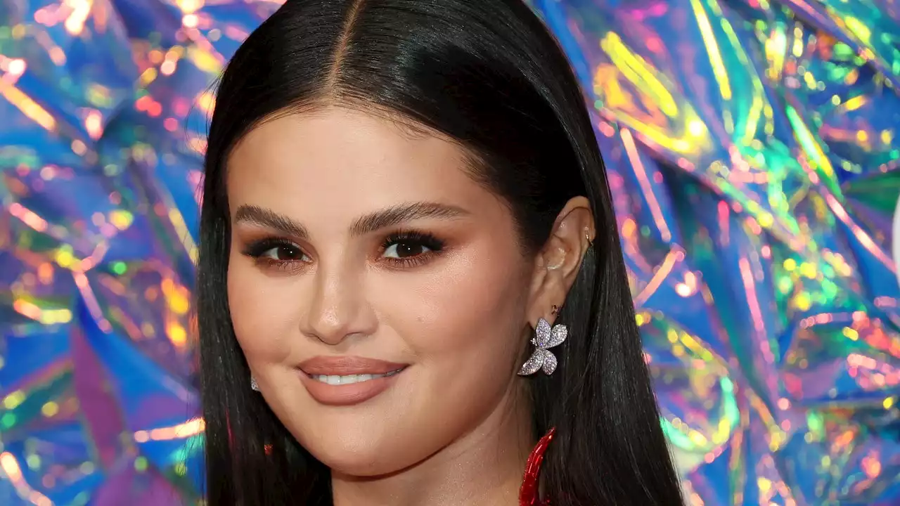 Selena Gomez Wore 'Golden Glaze Fire' Nails to the 2023 VMAs