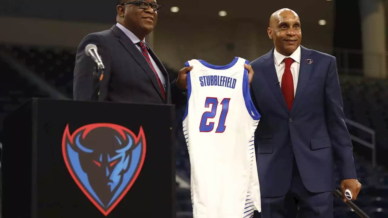 DePaul and athletic director DeWayne Peevy agree to a contract extension through June 2027