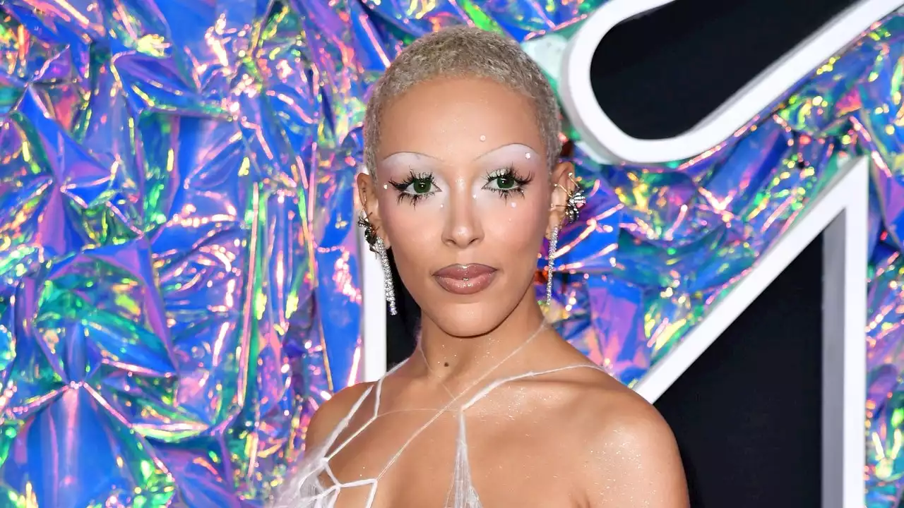 Doja Cat Does Surrealist Spider Lashes At the VMAs