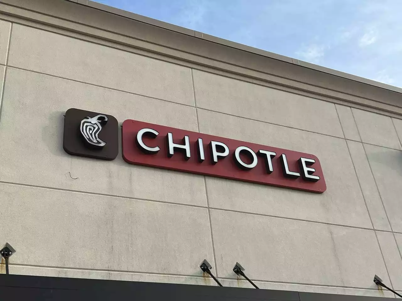 Flying burrito bowl; enraged Chipotle customer throws food at Parma employee