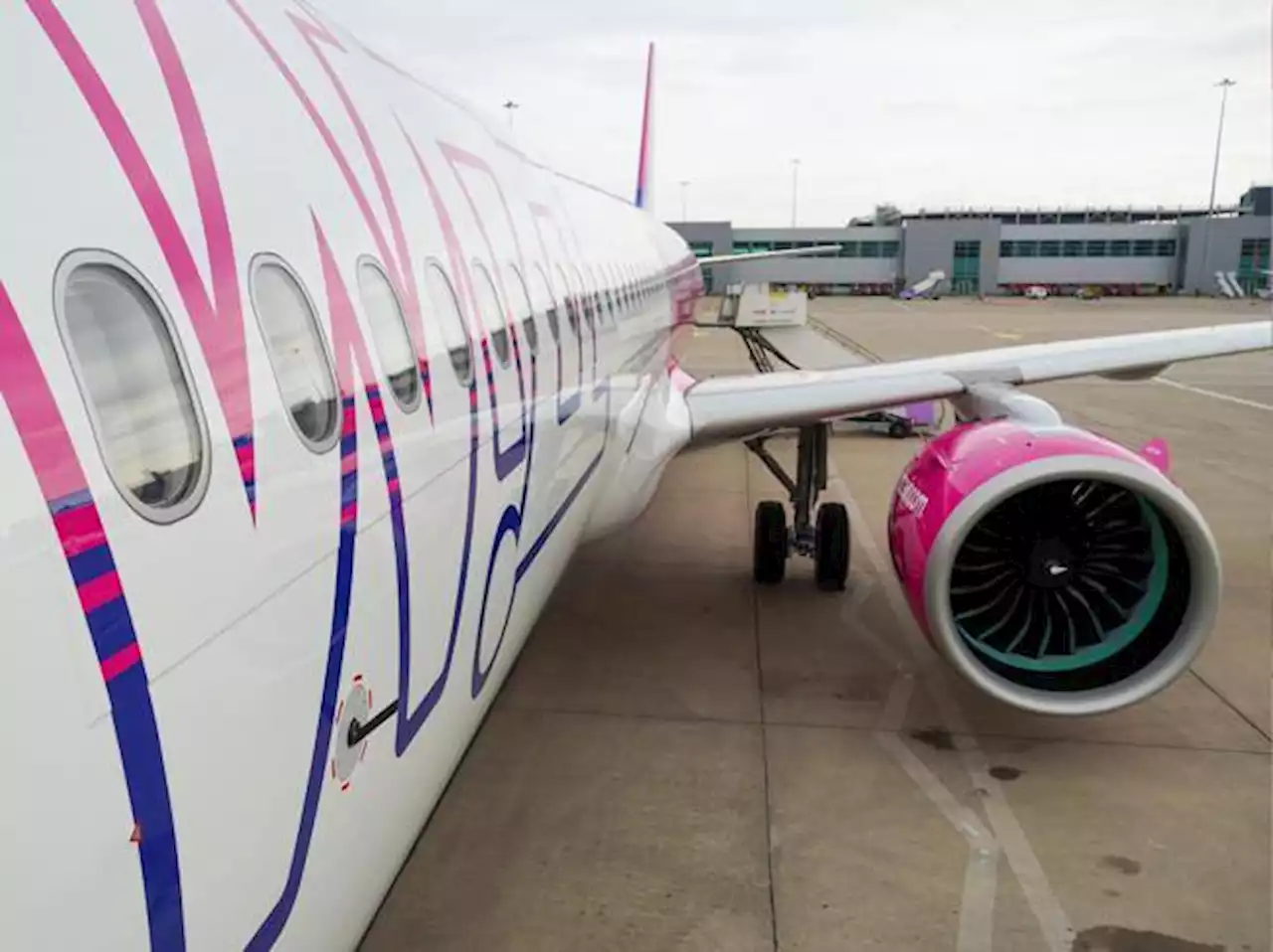 Aerei, problemi ai motori di nuova generazione: Wizz Air potrebbe cancellare oltre 8 mila voli