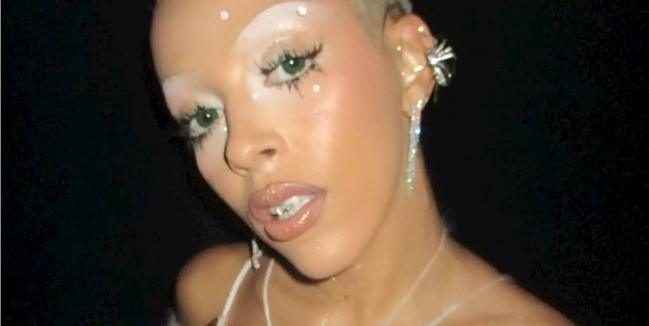 Non ci siamo ancora ripresi dal trucco occhi di Doja Cat ai VMAs