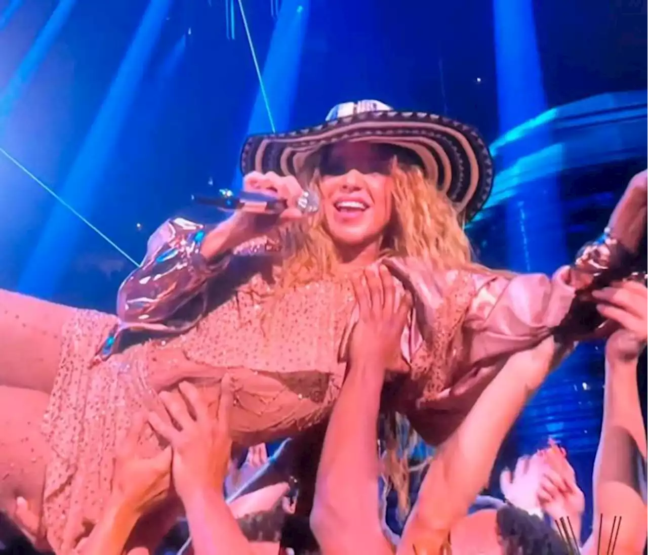 ¡Colombianísima! Shakira sorprendió con sombrero vueltia’o en los MVAs