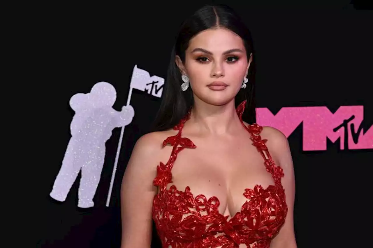 Selena Gomez’s Unimpressed Reaction To Chris Brown’s MTV VMAs Nomination Goes Viral