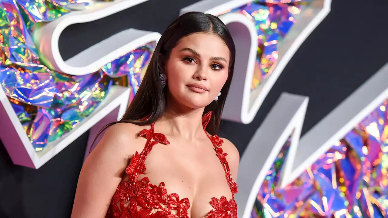 Selena Gomez Stuns in Red Hot Dress on the MTV VMAs Red Carpet