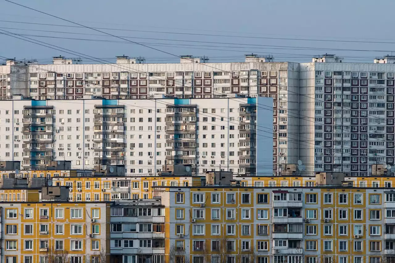 На западе Москвы жильцы дома остались без подъезда