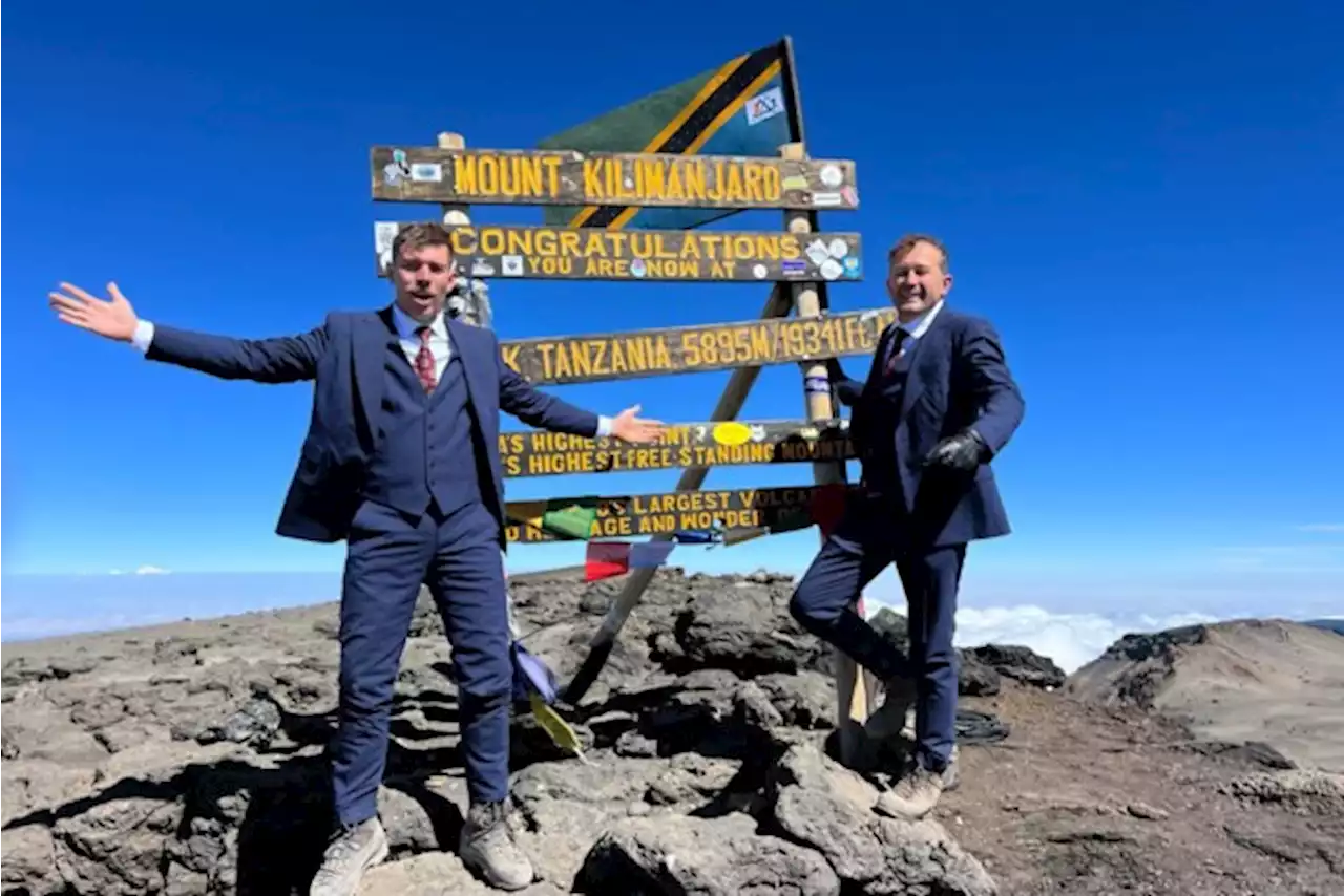 Antwerpse kleermaker Tommaso Bordoni bereikt zonder kleerscheuren de top van de Kilimanjaro in maatpak